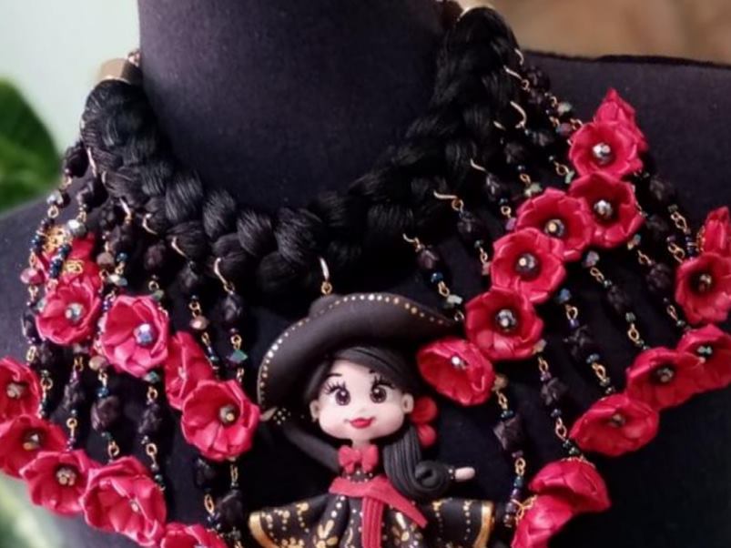 collar de flores rojas